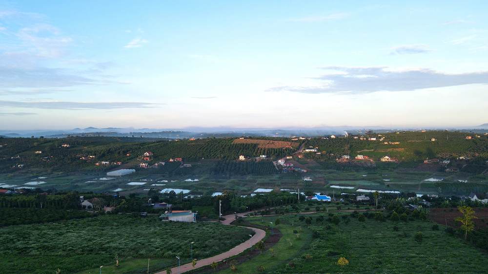 Nên đến tận nơi để xem địa thế đất trước khi mua
